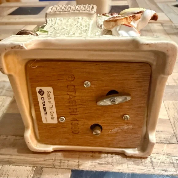 Otagiri Kitsch Ceramic Balcony Serenade with Musician - Picture 5 of 5